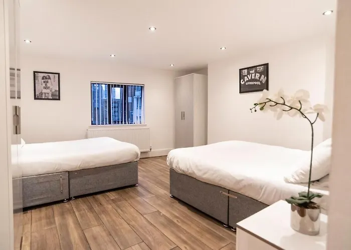 Spacious Modern Retreat Sleeps 11 Liverpool City