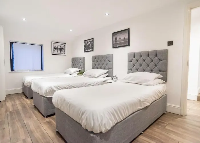 Spacious Modern Retreat Sleeps 11 Liverpool City