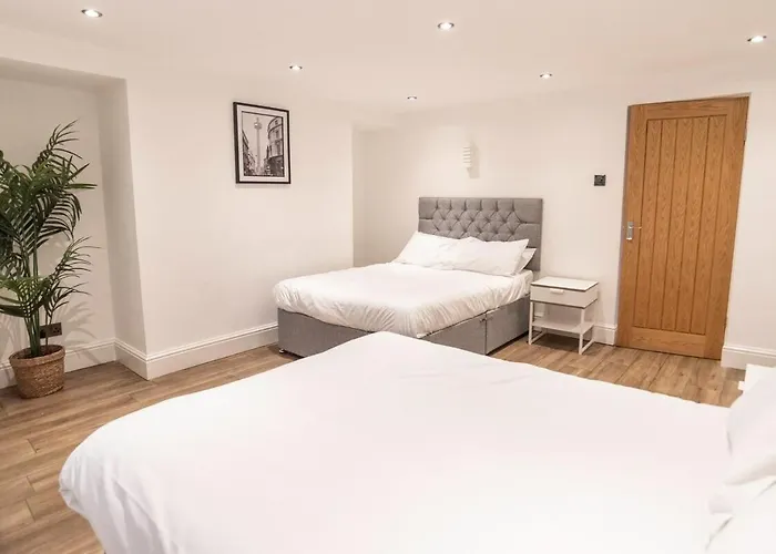 Spacious Modern Retreat Sleeps 11 Liverpool City