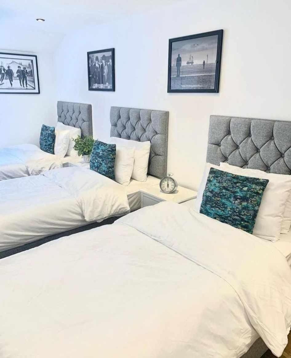 Spacious Modern Retreat Sleeps 11 * Liverpool