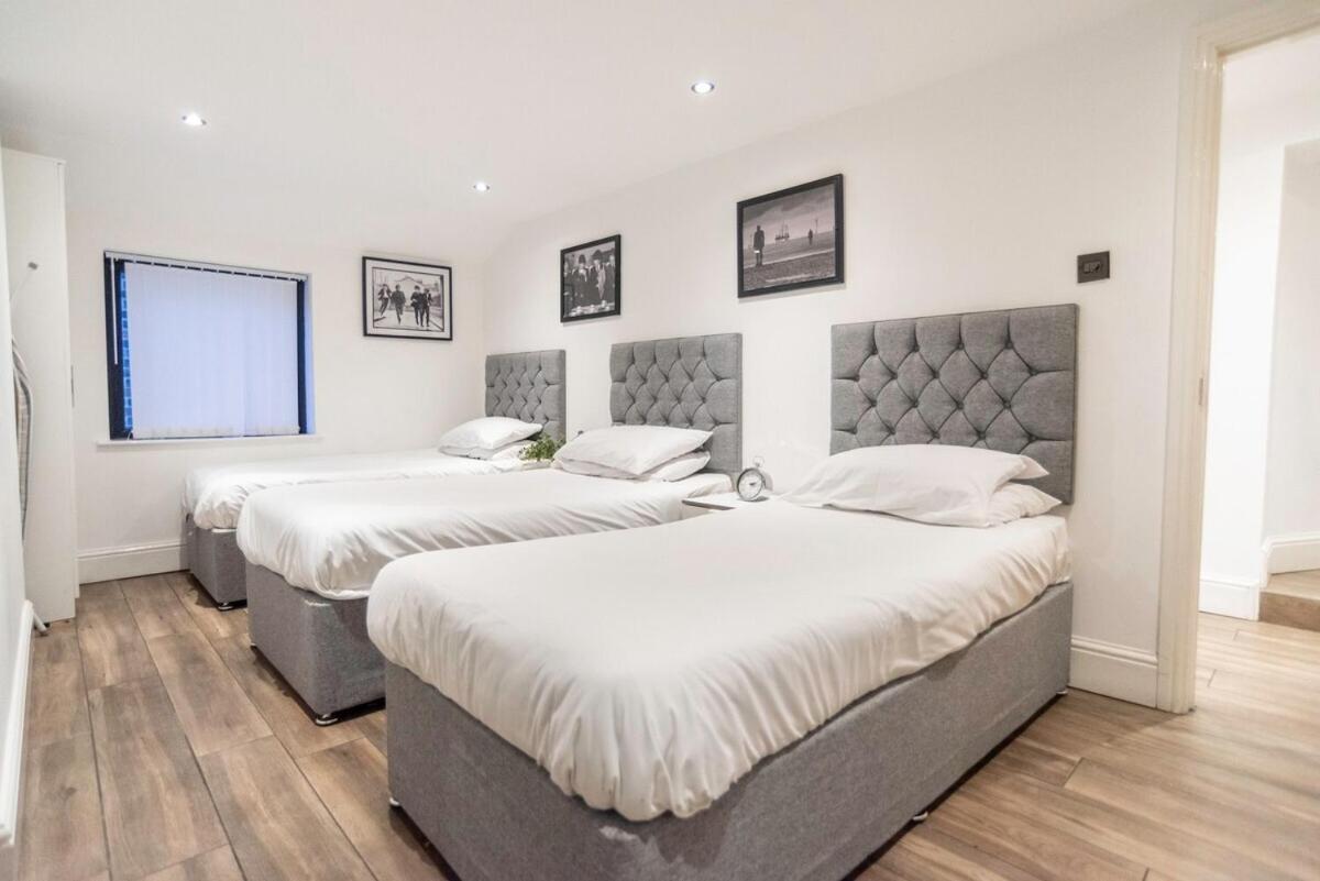 Spacious Modern Retreat Sleeps 11 Apartment