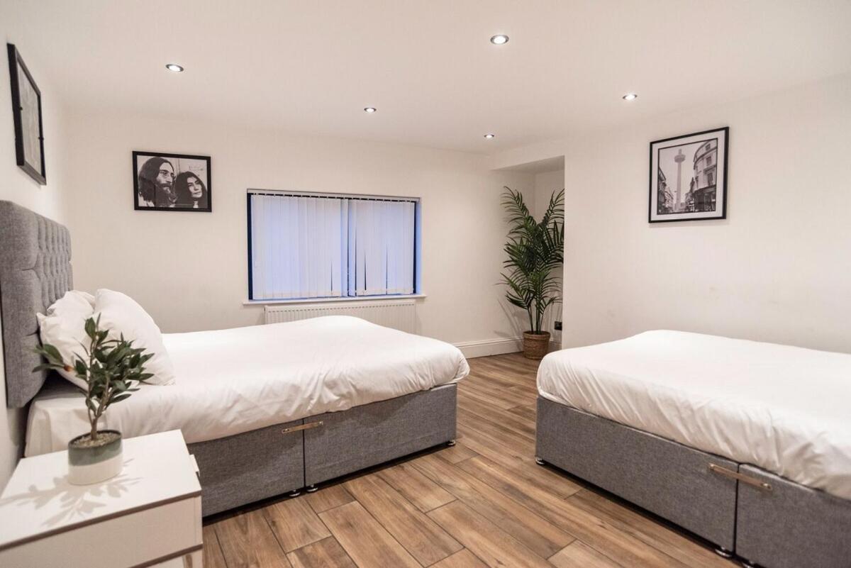 Spacious Modern Retreat Sleeps 11 Apartment *