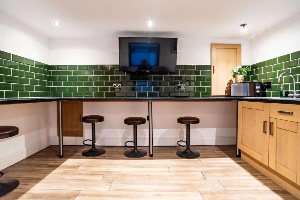 Spacious Modern Retreat Sleeps 11