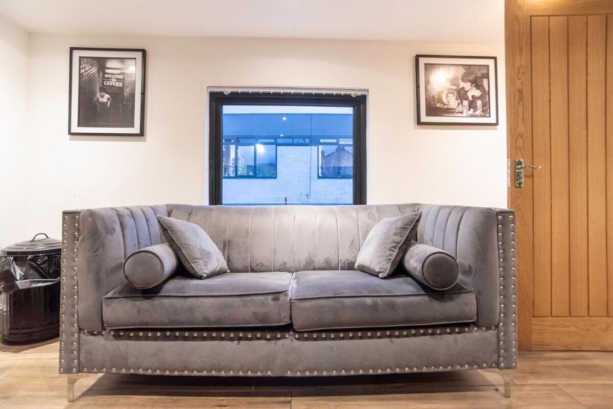 Spacious Modern Retreat Sleeps 11 Apartment *