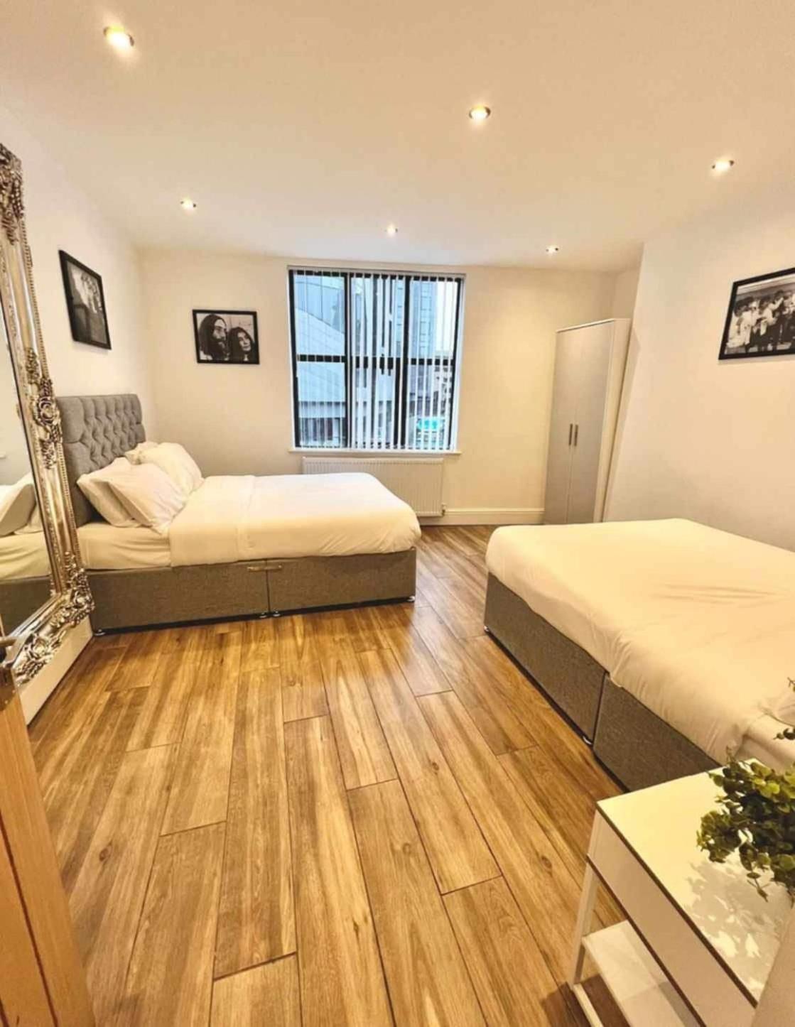 Spacious Modern Retreat Sleeps 11 * Liverpool