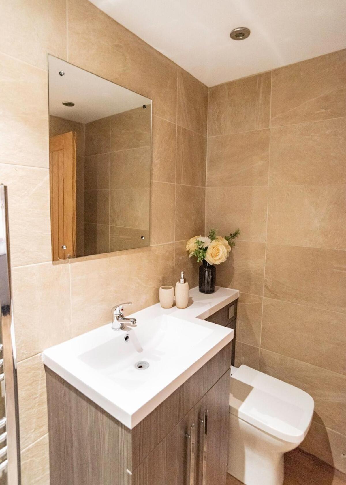 Spacious Modern Retreat Sleeps 11 Apartment Liverpool