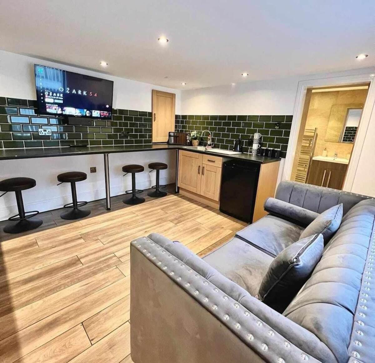 Spacious Modern Retreat Sleeps 11 Apartment *